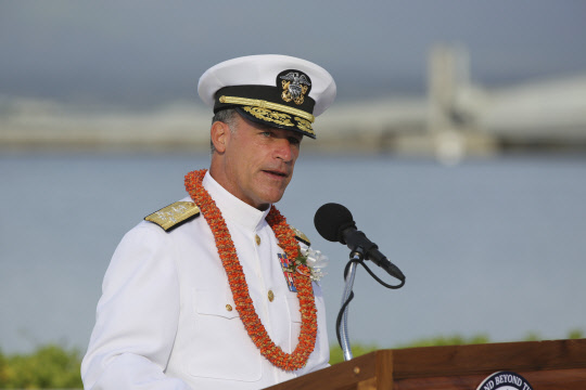 7일(현지시간) 미국 하와이주 호놀룰루에서 열린 진주만 피습 79주년 추도식에서 존 아퀼리노 태평양함대 사령관이 연설을 하고 있다. 하와이의 군 간부들은 현장에 참석해 피습 희생자들을 추모했지만 고령의 생존자들은 코로나19 감염을 막기 위해 온라인으로 추모 행사를 지켜봤다.       호놀룰루 AP=연합뉴스